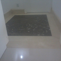 Hall Elevador Crema Marfil com Marrom Imperador